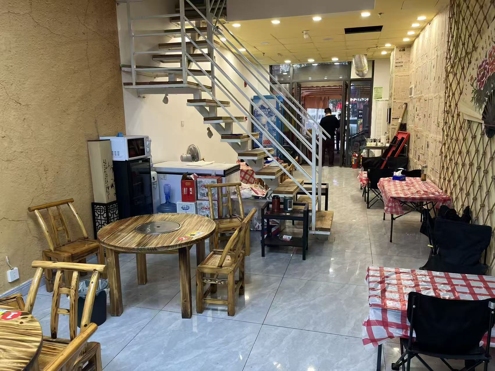 王家湾玫瑰街，燎原悦府、燎原夜市烧烤店对...